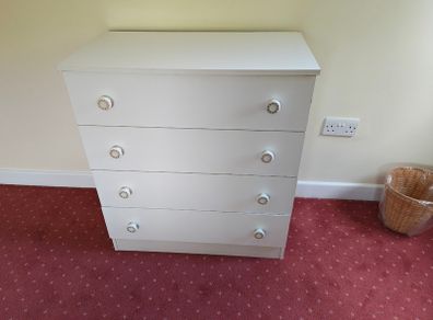 Lovely neat chest of drawers drawers