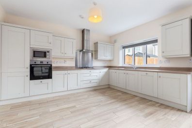Full kitchen with appliances