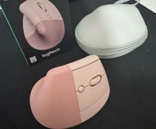Logitech Lift Ergonomic Mouse pink
