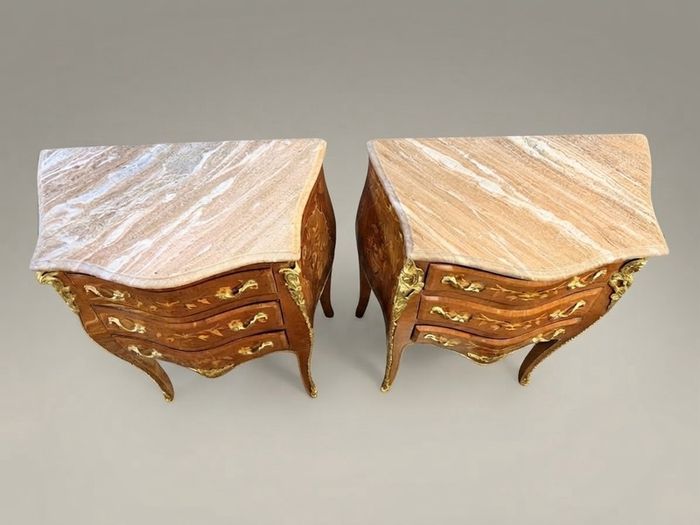 Pair of Mahogany and Kingwood Veneer Bombe Bedside Lockers / Nightstands