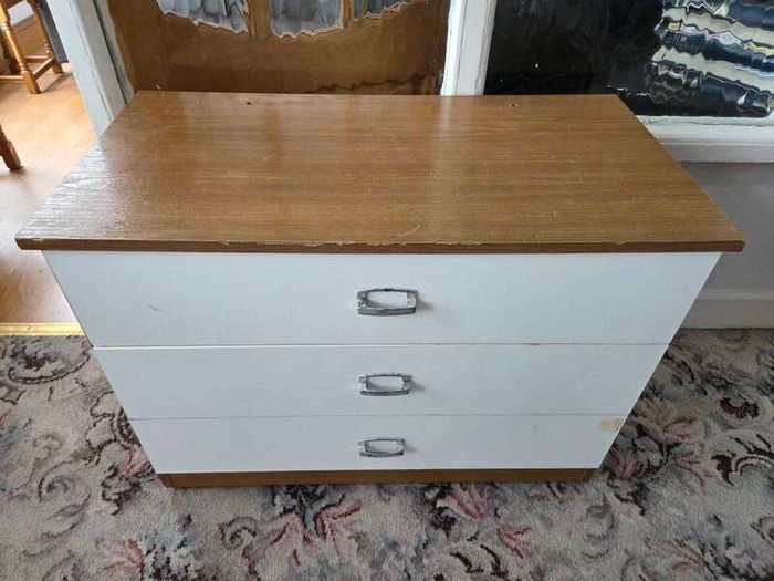 chest of drawers