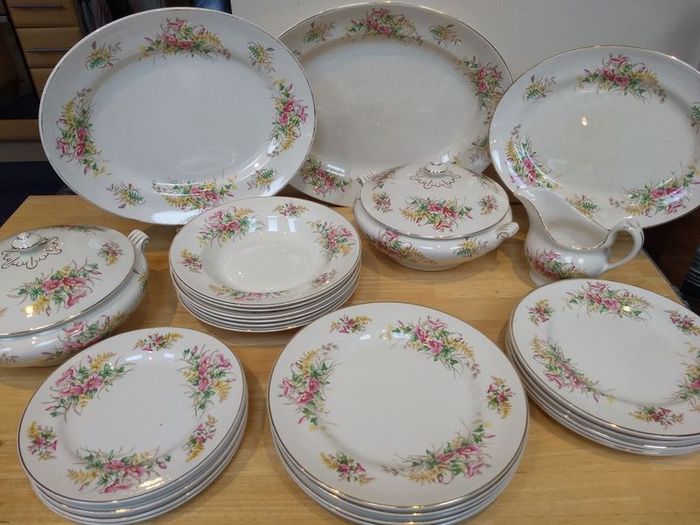 Beautiful 1950s Almost Complete Dinner Service by Arklow Pottery in Pattern Number 2508