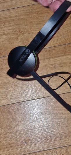 xbox 360 Accessory, headphone with mic and adapter to connect to joystick.