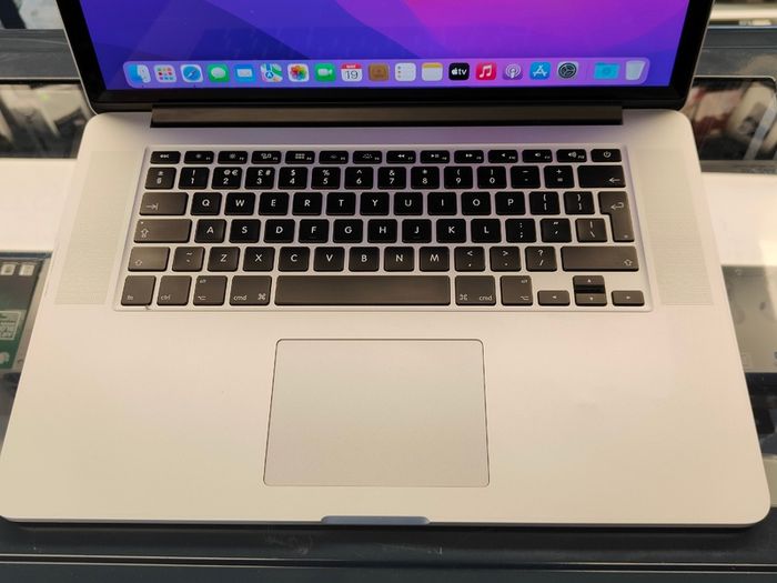 Apple MacBook Pro A1398 Retina 15.4" Mid 2015 256GB SSD 16GB Ram 2.50 GHz Core i7 macOS Monterey (Battery Cycle: 1276)