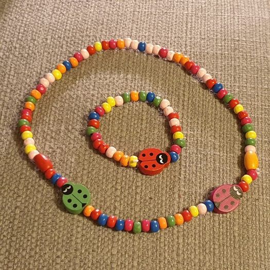 Necklace and bracelet made of wooden beads