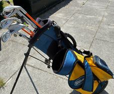 Jnr golf bag and clubs