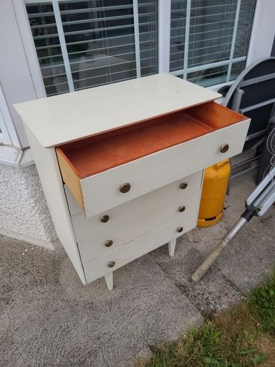 Chest of drawers