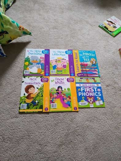 early reader books bundle of 5 books level 1 & 2 plus Write and Wipe  phonics book