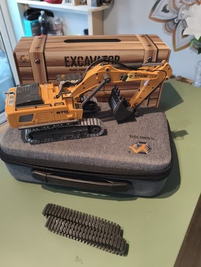 Remote control EXCAVATOR 1:50 scale