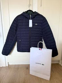 Lacoste Men's Lightweight Foldable Hooded Water Resistant Coat. size US M