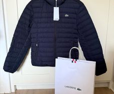 Lacoste Men's Lightweight Foldable Hooded Water Resistant Coat. size US M