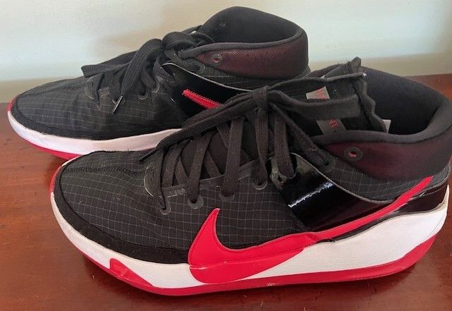 Nike Kevin Durant No 7 Laced Up Trainers Shoes Runners  Size Uk 10.5   Eu 45.5. In Very Good Used Condition. Mens Gents