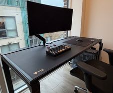 Secretlab MAGNUS desk + monitor arm + desk mat