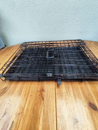 Folding metal dog crate with tray