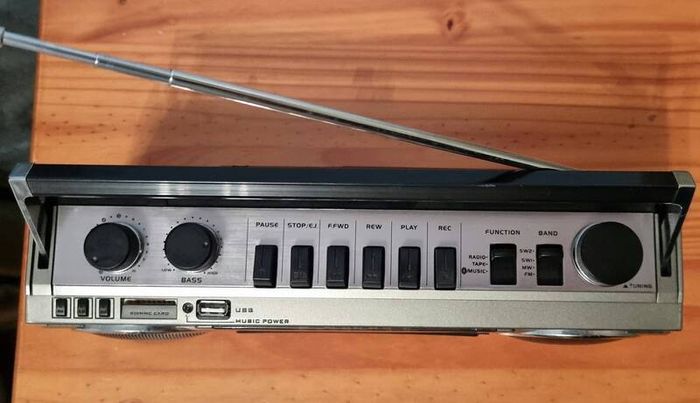 Boombox MaxTek 77020, Mini Portable Vintage Cassette Radio Recorder with USB Port. As new.