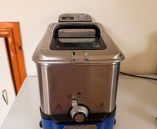 Tefal oleoclean Semi-Professional Deep Fryer 3.5 L, working perfectly and lightly used, cleaned and ready for use Need gone ASAP due to house clearance in