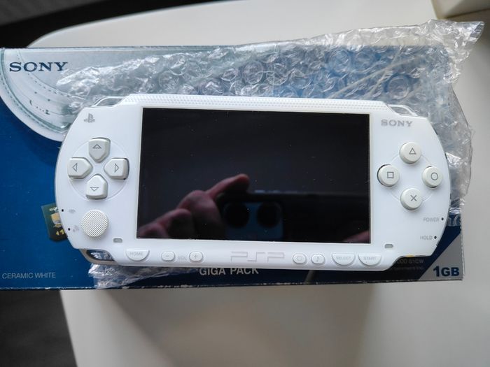 PSP1000 Ceramic White Giga Pack Japan, 2005 Near Mint, Boxed, Complete Set