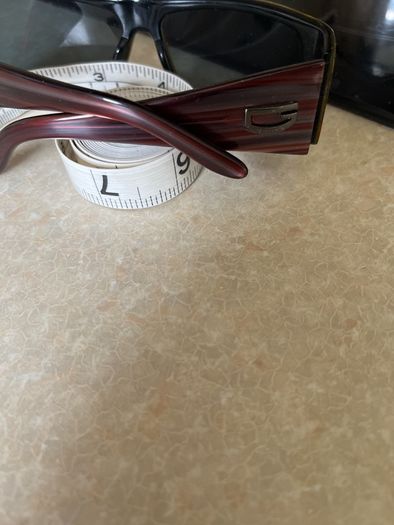 Vintage Guess sunglasses with Olive Green frame & redish Tempkearm