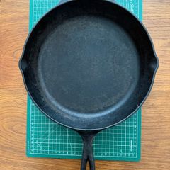 Lodge cast iron skillet 12 inch with Bonus
