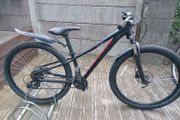 Boy's/Teens 27.5 wheel specialized mountain bike
