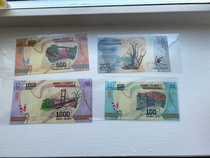 Bank of  madagascar MADAGASIKARA Set of 4 Malagasy 100 , 200 , 500 , 1000 Ariary New UNC Foreign