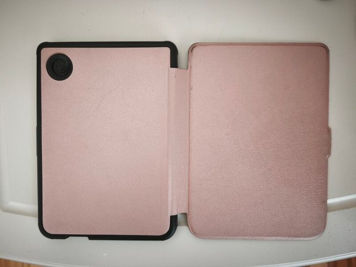 Kobo eReader 16GB + Case  Excellent Condition