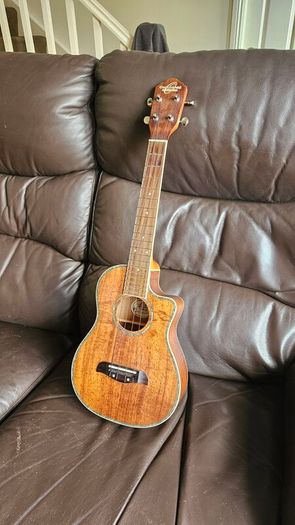 Oscar Schmidt OU6LCE Ukulele with case