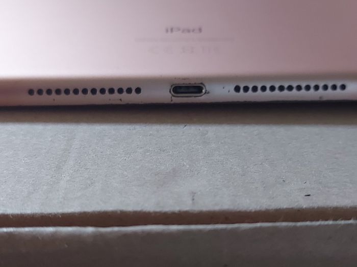 Apple iPad 8th generation a2270, not powering on, excellent cosmetic condition