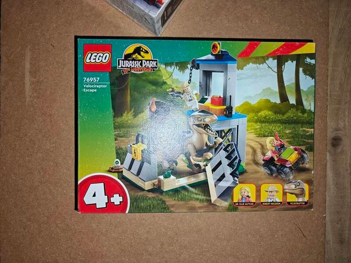 Lego Jurassic Park Velociraptor Escape 76957