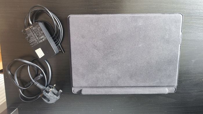 Microsoft Surface Pro 9 i5 8GB 256GB + Slim Pen + Boxed