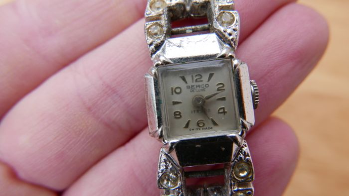 Vintage 1940's Ladies Berco De Luxe 17 rubis cocktail Manual Wind Up watch Swiss made (works well)