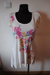 Longer line cream floral top size UK10/12 EU38/40 Postage included