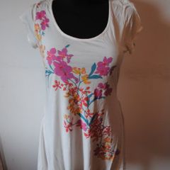Longer line cream floral top size UK10/12 EU38/40 Postage included