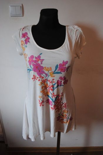 Longer line cream floral top size UK10/12 EU38/40 Postage included