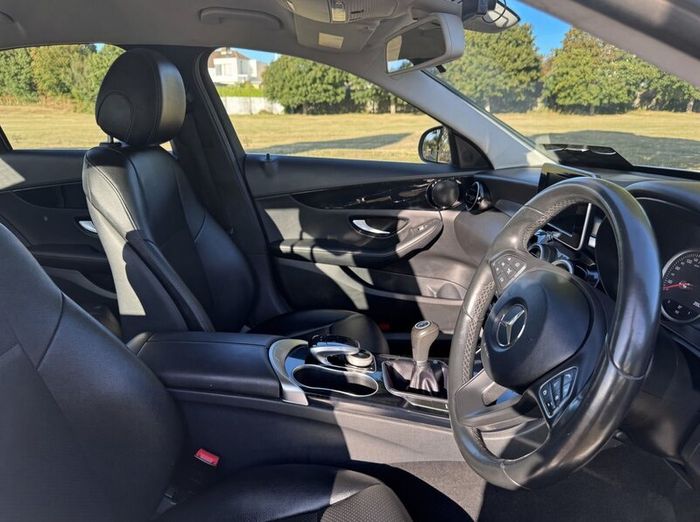 Mercedes-Benz C-Class 2016 (only 98,038KM)
