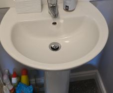 Bathroom Sink, Full Pedestal, Single Mixer Tap