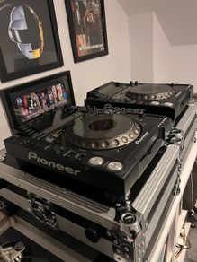 Pioneer CDJ 2000 NXS Pair + Flight Cases