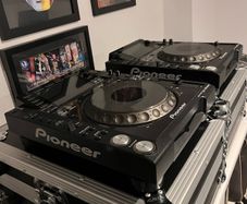 Pioneer CDJ 2000 NXS Pair + Flight Cases