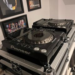 Pioneer CDJ 2000 NXS Pair + Flight Cases