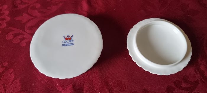 Crown Fine Bone China Gold Gilt Floral Spray Jewelry Trinket Box / Dish With Lid Made In England