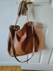 Michael kors bag in excellent condition.