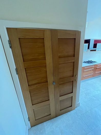 Kitchen units, 2 ovens, 2 microwave & dishwasher