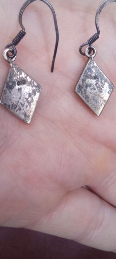 Vintage jewelry is sold individually for 5 to 10 euros