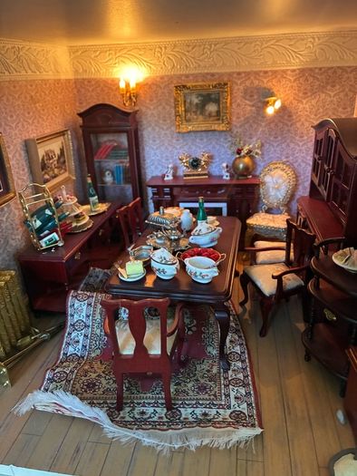 Stunning Georgian Dolls house