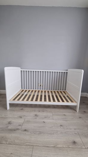 White cot bed.