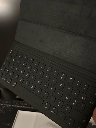 Apple Smart Keyboard for iPad 7th/8th Gen, Air 3rd Gen & Pro 10.5" - Mint Condition in Box (French)