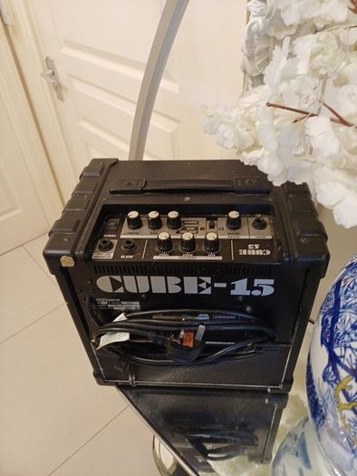 Roland cube guitar amplifier