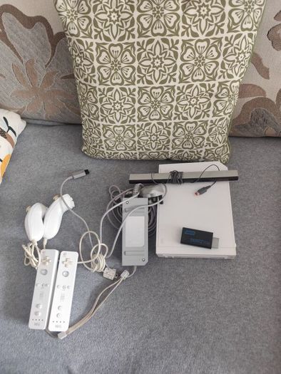 Wii console+ 2 controllers