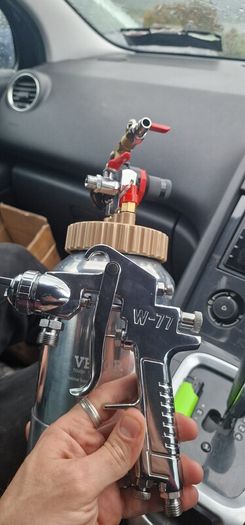 Paint spray gun with pot tank, a W-77 model nozzle.