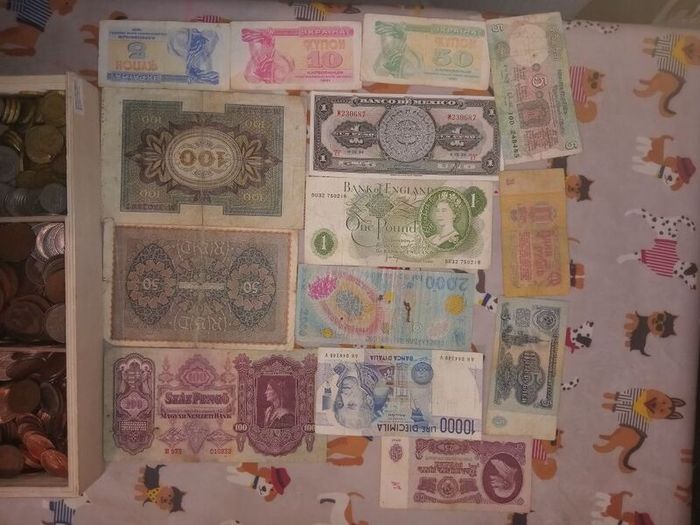 4 kg.coins+14 banknotes.